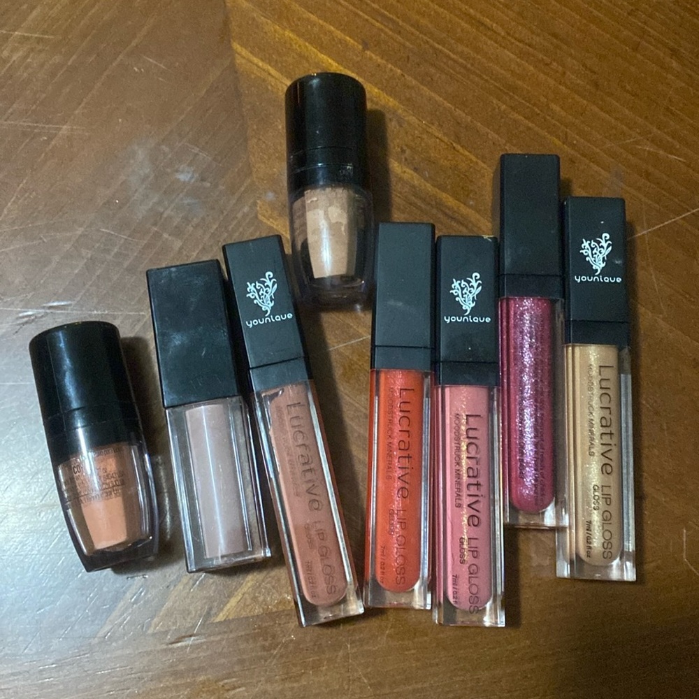 Lipgloss and powder